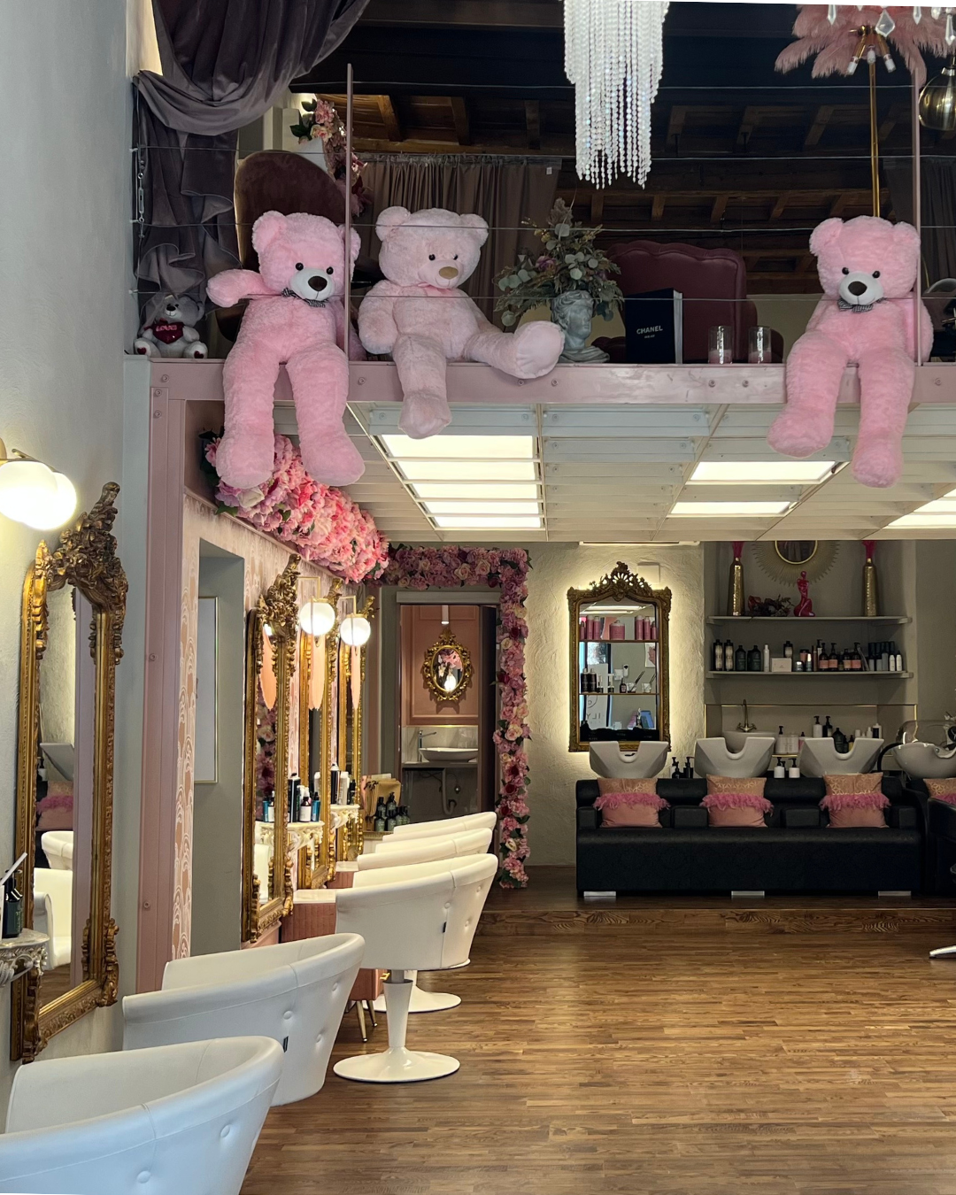 Beauty Salon in Florence for hair style, nail art, spa, special day makeup